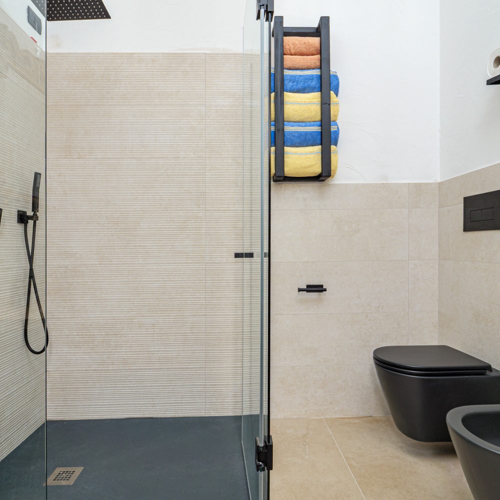Camera Deiana in affitto a Olbia - Dettaglio del bagno doccia e sanitari
