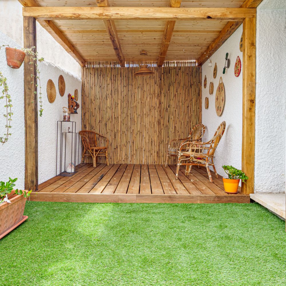 Camera Ceste e la veranda coperta privata e arredata dell'affittacamere a Olbia Liboa House