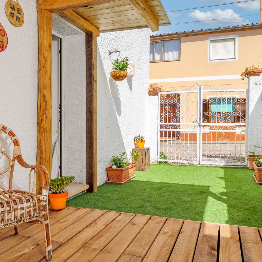 Veranda esterna della camera Ceste in affitto a Olbia con il suo giardino in prato sintetico - Casa vacanze Olbia